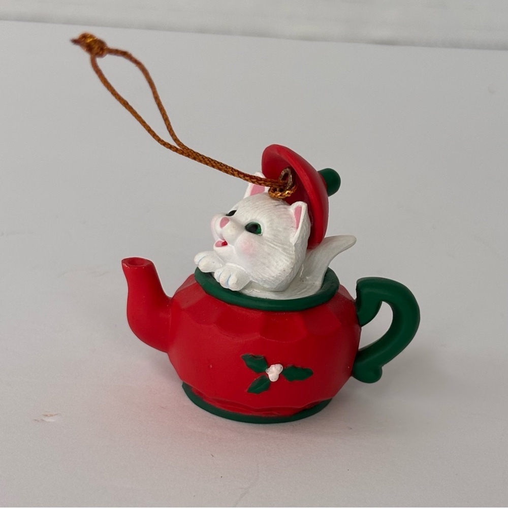 Vintage 1996 Gibson Christmas CollectiblesOrnament Cat In A Teapot